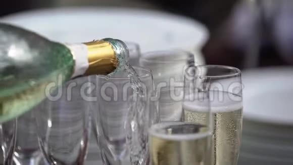 喝着香槟的酒杯视频的预览图