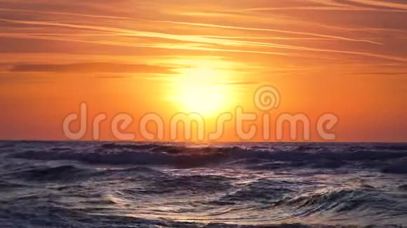 大海上美丽的日出和海滩上的浪花视频的预览图