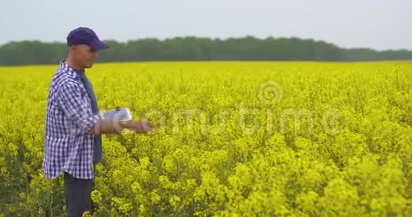 用数字平板电脑查看田间花开的农民视频的预览图