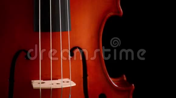 黑色背景下小提琴或中提琴演奏桥的细节视频的预览图