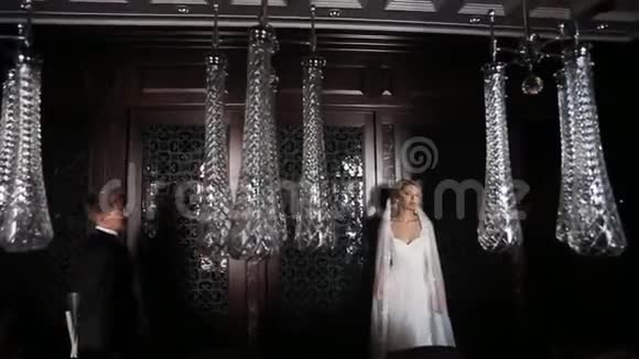 新娘和新郎在豪华的内部视频的预览图
