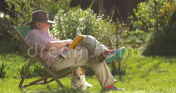 退休老人在户外放松读一本享受退休生活的书视频的预览图