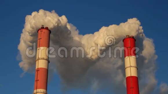 在寒冷的天气里发电厂排放烟雾和蒸汽视频的预览图