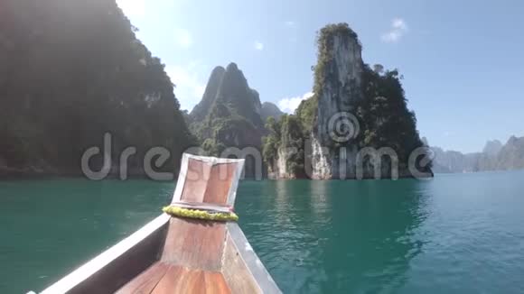乘船旅行热带泰国丛林湖切兰湖木山自然国家公园游艇岩石视频的预览图