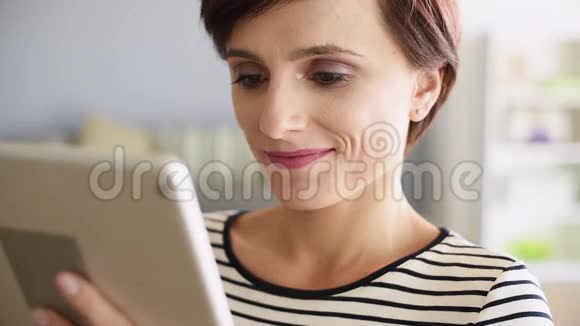 带数字平板电脑的女人视频的预览图