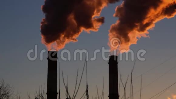 在寒冷的天气里发电厂排放烟雾和蒸汽视频的预览图
