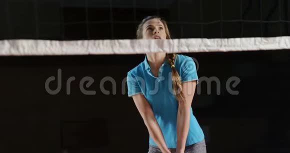 女运动员在球场打排球视频的预览图