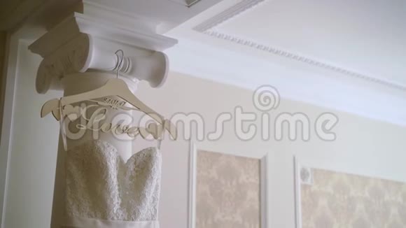 卧室里的新娘礼服视频的预览图