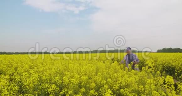 用数字平板电脑查看田间花开的农民视频的预览图