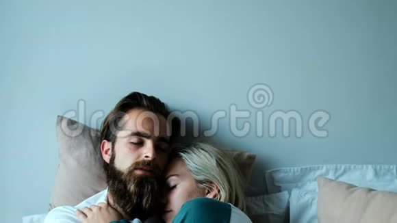 在卧室4k的床上休息的情侣视频的预览图