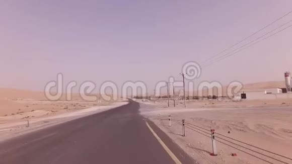 从绿洲利瓦到莫雷布沙丘的新公路鲁巴尔哈利沙漠股票录像视频的预览图