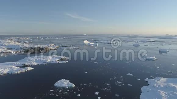 北极极地开阔水域冰川鸟瞰图视频的预览图