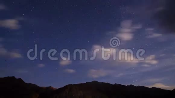 在山里的夜晚时间流逝4K视频的预览图