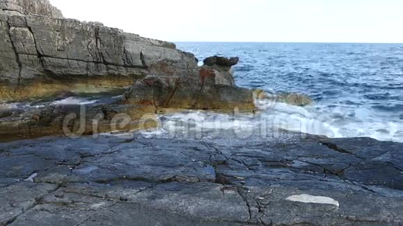 海浪和岩石科尔库拉岛无人居住的一侧视频的预览图