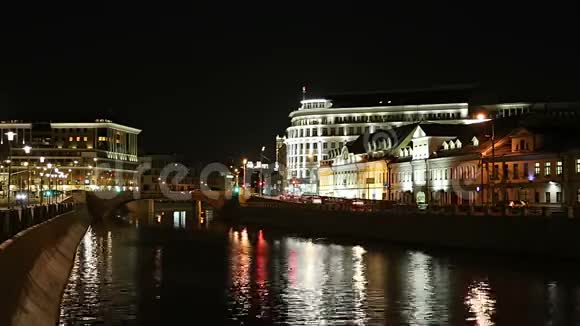 排水通道Bolotnaya银行和KadashevskayaNaberezhnaya银行莫斯科历史中心俄罗斯视频的预览图