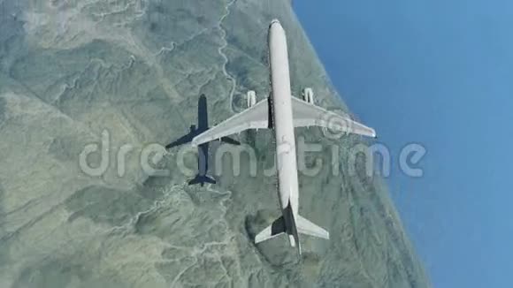 乘用飞机在海上和山上飞行有雾视频的预览图