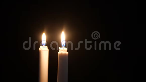 蜡烛的脚印在燃烧圣诞节视频的预览图