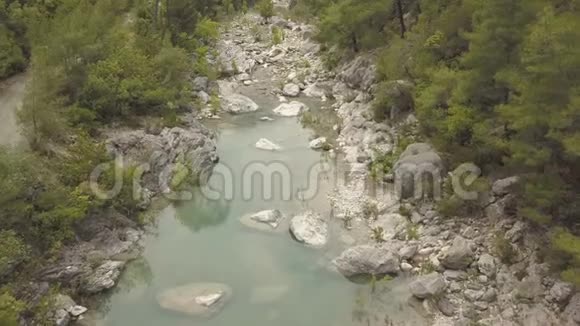 山湖的空中镜头视频的预览图