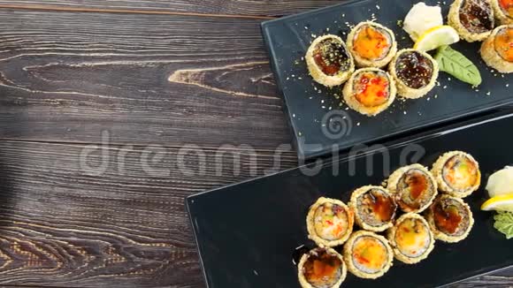 木背景上的寿司视频的预览图