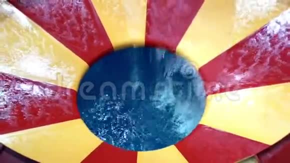 夏日水上乐园缤纷滑水视频的预览图