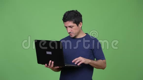 快乐的西班牙男人用笔记本电脑视频的预览图