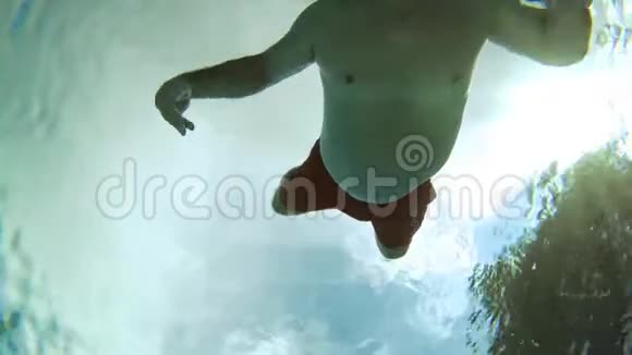 室外游泳池少年在水下的水池里游泳视频的预览图