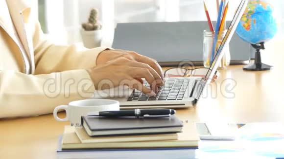 商业女性使用笔记本电脑视频的预览图
