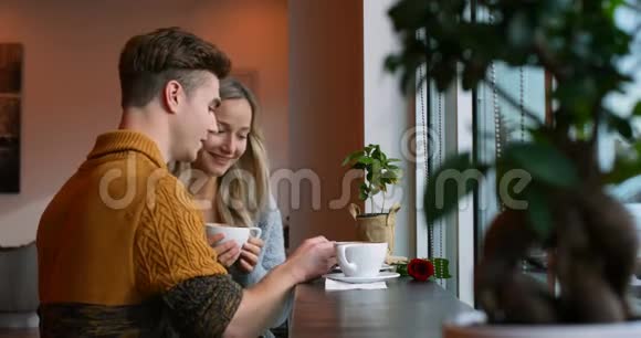 年轻夫妇在咖啡馆里相互交流视频的预览图