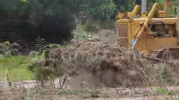 不明身份的工人控制推土机到挖掘机平地机拆除地面视频的预览图