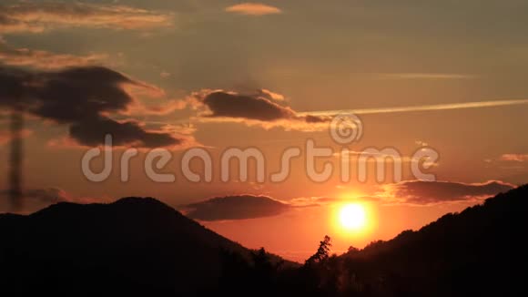 法国比利牛斯山脉日落和移动太阳的时间流逝视频的预览图