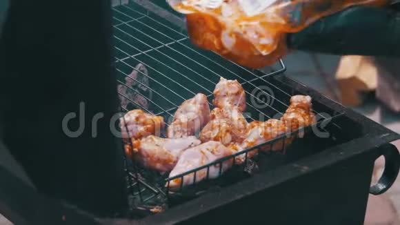 在烤架上烤鸡视频的预览图