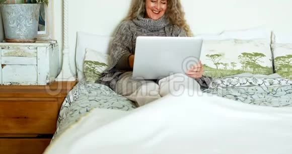 4k卧室内使用笔记本电脑的成熟女性视频的预览图