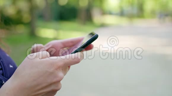 公园里用电话的女人视频的预览图