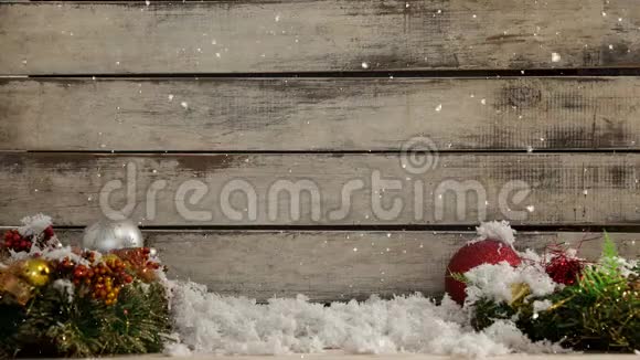 降雪与圣诞木装饰视频的预览图