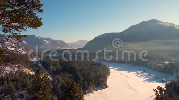 冬季高山景观山脉全景视频的预览图