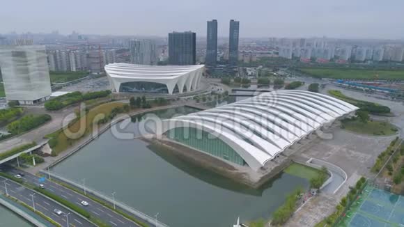 上海东方体育中心4K雾黄昏航拍视频视频的预览图
