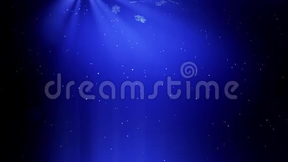 美丽的3D雪花在蓝色背景下在夜间飘落用作圣诞节新年贺卡或冬季主题的动画视频的预览图