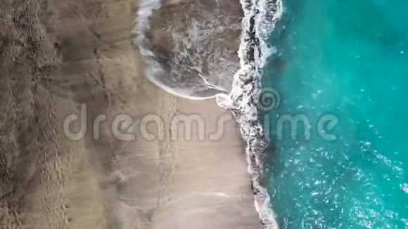 无人海滩的俯视图特内里费岛海岸空中无人机的海浪到达海岸的画面视频的预览图