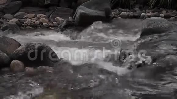 有岩石的山河视频的预览图