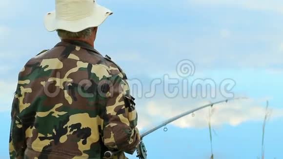 钓竿钓鱼的渔夫在湖边钓鱼视频的预览图