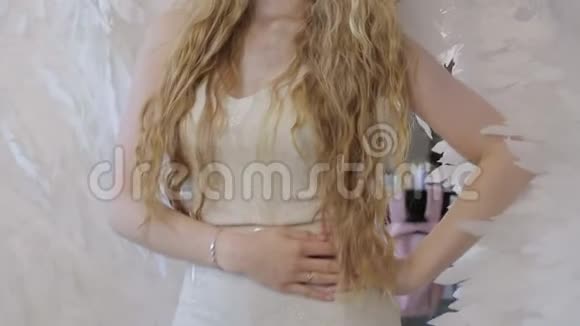 一位美丽的金发女郎在镜头前摆姿势视频的预览图