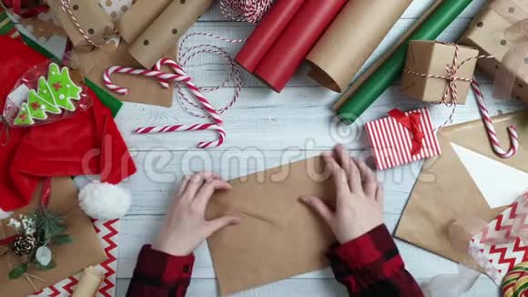 木制圣诞背景的可可杯或巧克力视频的预览图