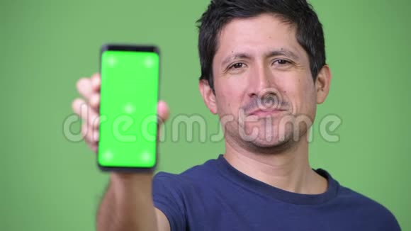 快乐的西班牙男人带着电话视频的预览图