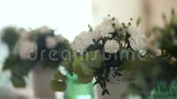 桌子上的花漂亮的花视频的预览图