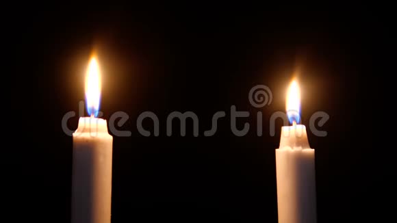 蜡烛的脚印在燃烧圣诞节视频的预览图