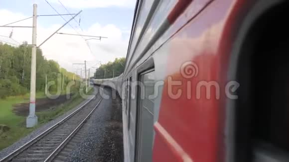 火车在外面森林铁路附近的铁轨上行驶慢动作视频有马车的火车开动了视频的预览图