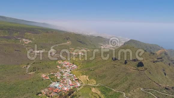 西班牙卡纳里亚斯埃尔德火山附近的特内里费从上面俯瞰群山视频的预览图