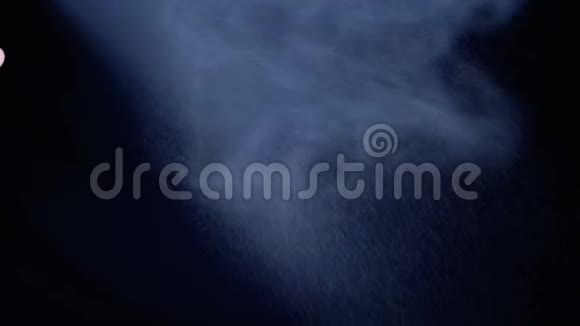 气溶胶在黑色背景上喷洒小水滴慢动作视频的预览图