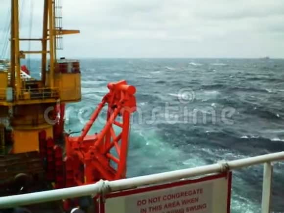 甲板铺设驳船船舶上的管道和起重起重机在海底铺设管道的设备视频的预览图