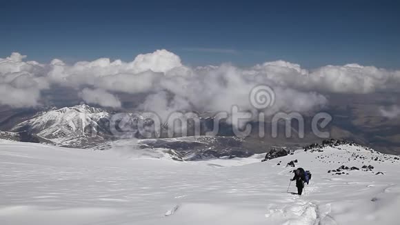 带背包的登山者视频的预览图